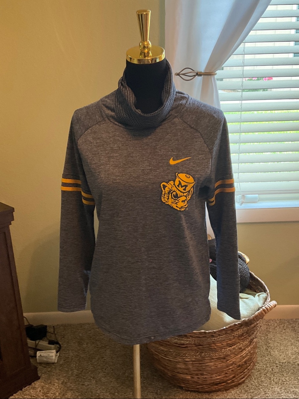 Women’s Size Small Nike University of Michigan Lightweight Sweatshirt, CUTE!